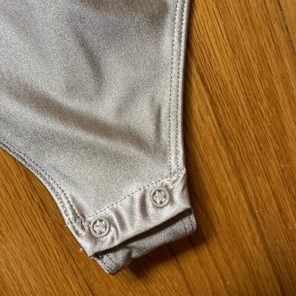 BABATON satinette v neck bodysuit in gold US L - Picture 3 of 4